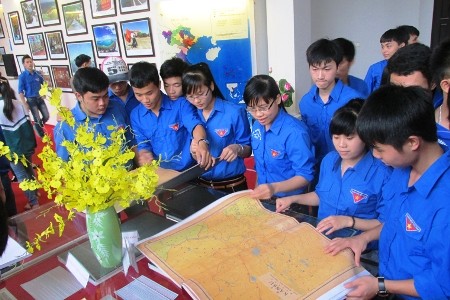 Thanh niên xem các bản đồ khẳng định rõ ràng chủ quyền của Việt Nam đối với Hoàng Sa và Trường Sa. Ảnh: Mic.gov.vn​.