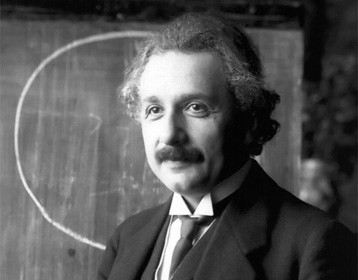 Albert Einstein trong một buổi thuyết giảng ở Vienna, Áo năm 1921. (Ảnh: wikipedia) 