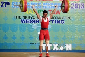 VĐV Thạch Kim Tuấn thi ở cử đẩy đạt 156kg tại SEA Games 27. (Ảnh: Thanh Hà/TTXVN) 