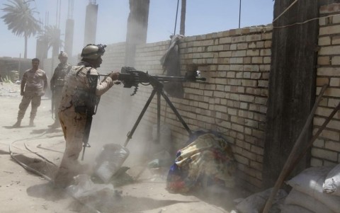 Binh sỹ quân đội Iraq đụng độ dữ dội với phiến quân (Ảnh Reuters) 