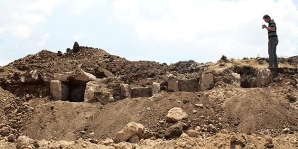 Hiện trường hố khai quật 5 quan tài bằng đá (Nguồn: TodayZaman) 