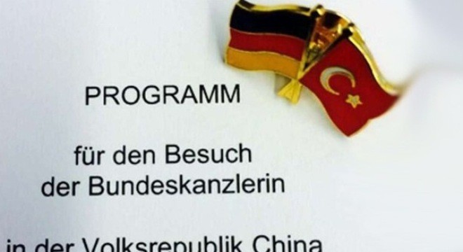 Huy hiệu do văn phòng bà Merkel cho sản xuất, nhầm cờ Trung Quốc thành cờ Thổ Nhĩ Kỳ