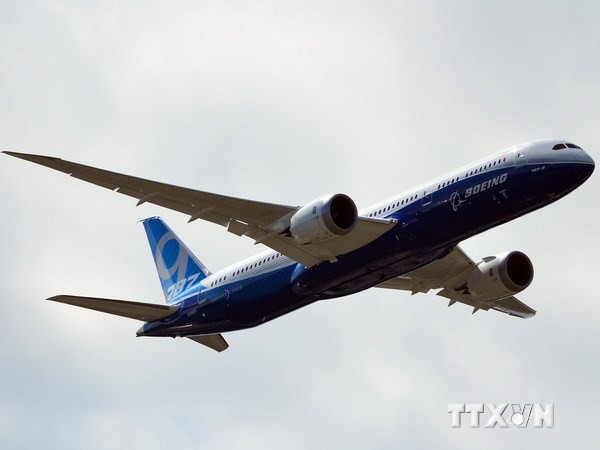 Máy bay Boeing 787-9 bay trình diễn tại triển lãm. (Nguồn: AFP-TTXVN) 