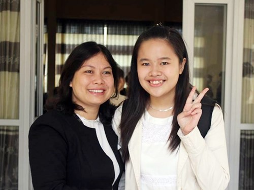 Hương Giang và cô giáo ở trường Nguyễn Đình Chiểu