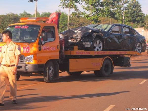 Chiếc BMW sau khi gây tai nạn đã hư hỏng nặng