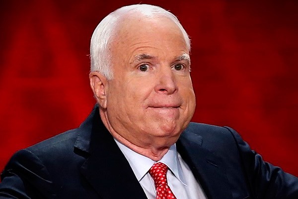 Thượng nghị sỹ John McCain ủng hộ việc cung cấp vũ khí cho Ukraine. (Nguồn: www.dailyslave.com)
