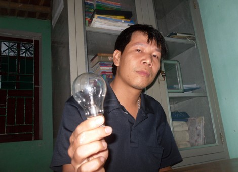 Chiếc bóng điện được anh Hữu mang từ nhà.