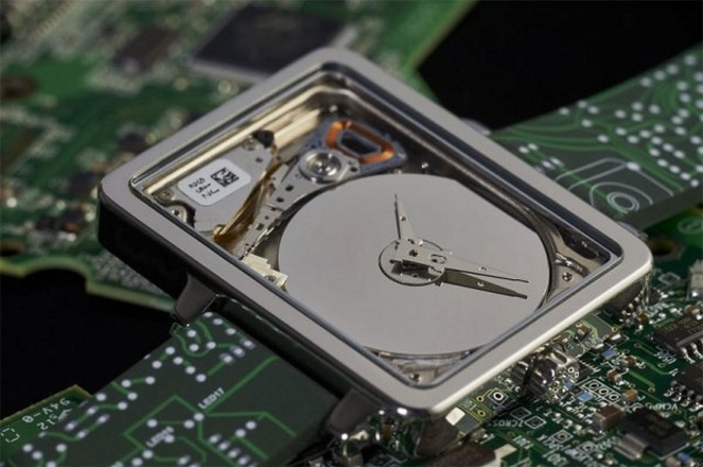 Đồng hồ siêu lạ làm từ ổ đĩa micro HDD