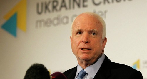 Nghị sĩ John McCain, người ủng hộ nhiệt tình nhất đề xuất chuyến vũ khí sang Ukraine