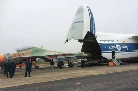 Đưa tiêm kích Su-30MK2 từ máy bay vận tải An-124 Ruslan xuống, tại sân bay Đà Nẵng ngày 6.12.2014 - Ảnh: militaryparitet