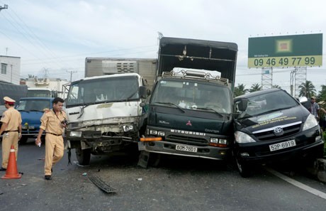 Hiện trường vụ tai nạn 5 ô tô tông liên hoàn.