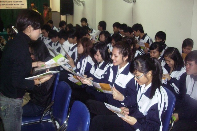 Cán bộ Trung tâm DS-KHHGĐ Hoàn Kiếm, Hà Nội tuyên truyền về giới, chăm sóc sức khỏe sinh sản vị thành niên cho học sinh Trường THPT Marie Curie. Ảnh: Q.Anh