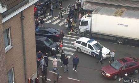 Cảnh sát Bỉ bao vây hiện trường.