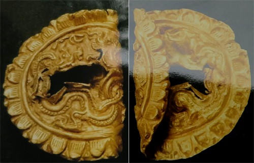 Hai mặt miếng vàng có hình rồng và sen được phát hiện tại Hoàng thành Thăng Long trong cuộc khai quật năm 2014. Ảnh: Quỳnh Trang.