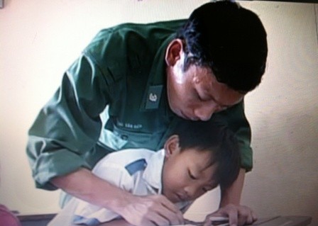 Dù nắng hay mưa, người lính người thầy giáo Lương Văn Kiếp vẫn đến lớp dạy chữ cho các em học sinh vùng biên giới.