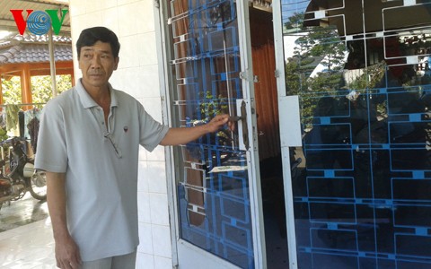 Những mảnh cửa kính nhà ông Nguyễn Chí Đức bị đập vỡ tan nát