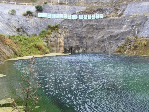 Hầm thủy điện của công trình đang trong tình trạng ngập chìm trong nước. (Ảnh: Cao Nguyên/TTXVN)