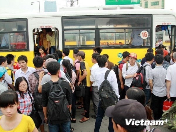 Xe buýt vẫn là phương tiện di chuyển chính của học sinh sinh viên, người lao động. (Ảnh: Minh Sơn/Vietnam+)