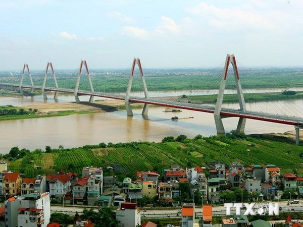 Cầu Nhật Tân đã bản hoàn thành và chờ ngày thông xe đưa vào khai thác. (Ảnh: Huy Hùng/TTXVN)