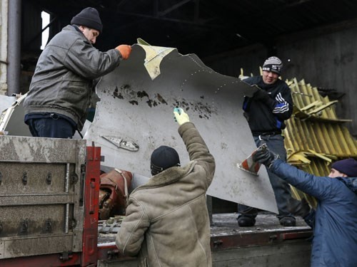 Thu gom mảnh vỡ máy bay tại Donetsk, miền đông Ukraine - Ảnh: Reuters