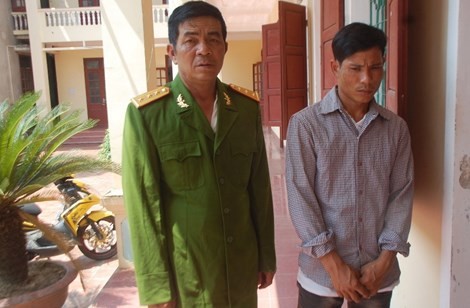 Phan Bá Hùng (trái) và bị can Nguyễn Văn Tú