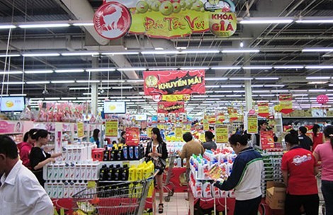 Hàng nội địa và hàng ngoại trong bối cảnh dỡ bỏ hàng rào thuế quan đang khiến thị trường bán lẻ Việt Nam nổ ra cuộc cạnh tranh khốc liệt. Ảnh: Pháp Luật TP HCM