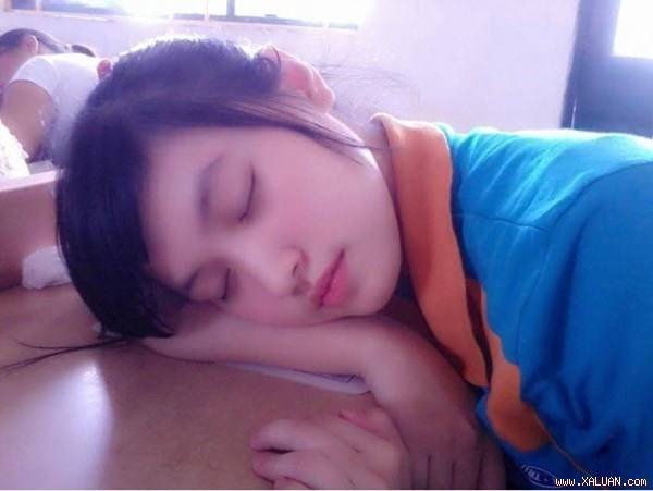Nữ sinh Việt ngủ trong lớp gây sốt vì quá xinh