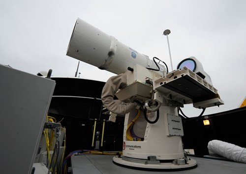 Trong ảnh hệ thống vũ khí laser Hải quân Mỹ thử nghiệm trên tàu đổ bộ USS Ponce cuối năm 2014. 