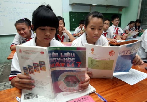 Bên cạnh SGK vật lý của Bộ GD-ĐT, vài năm nay học sinh TP.HCM sử dụng thêm tài liệu dạy học vật lý. Ảnh Thanhnien.com.vn