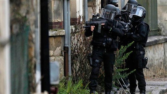 Cảnh sát Pháp xem xét từng ngôi nhà trong làng Longpont. Ảnh: MSNBC 