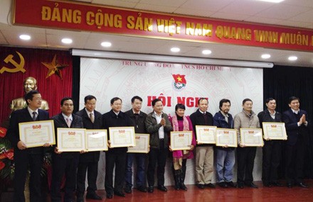 Báo Tiền Phong được nhận bằng khen của BCH TƯ Đoàn do đạt danh hiệu tập thể lao động xuất sắc. Ảnh: Phong Cầm.
