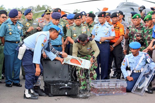 Thiết bị ghi dữ liệu hành trình của chuyến bay QZ8501 được đặt vào một thùng trong suốt chứa nước ngọt khi tới sân bay ở Pangkalan Bun. Ảnh:Channel News Asia.