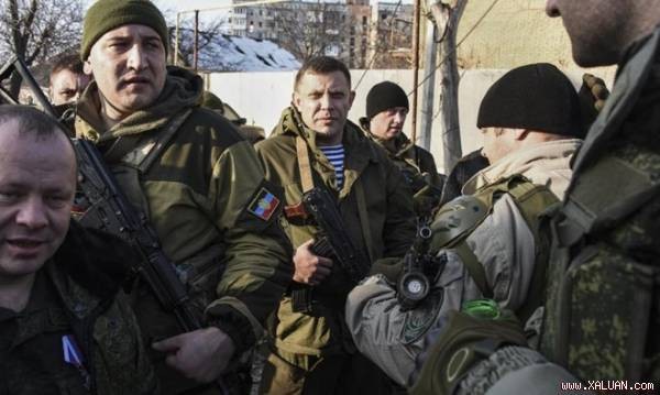 Lãnh đạo ly khai ở miền Đông Ukraine Alexander Zakharchenko (giữa) đang đứng ở gần sân bay Donetsk.