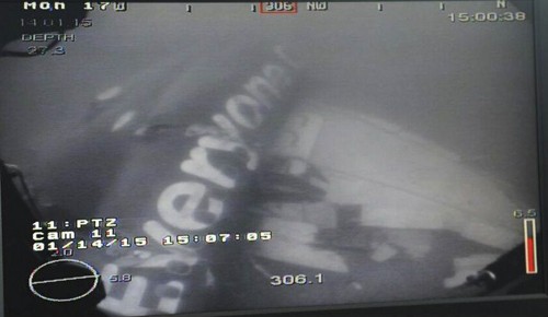Một phần thân của QZ8501 được phát hiện dưới đáy biển Java hôm 14/1. Ảnh: Reuters