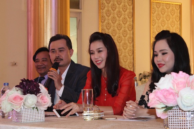 Nghệ sĩ Quang Tèo, Vĩnh Xương, người đẹp Trương Tùng Lan, Trương Phương trong buổi họp báo ra mắt phim Ván cờ vồ 2. 