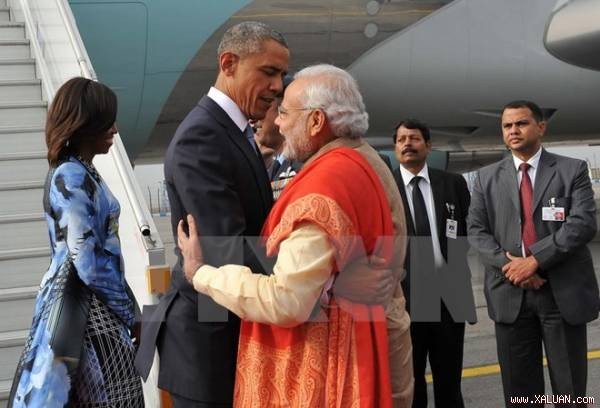 Thủ tướng Ấn Độ Narendra Modi (phải) đón Tổng thống Obama và phu nhân tại New Delhi. (Nguồn: /TTXVN)