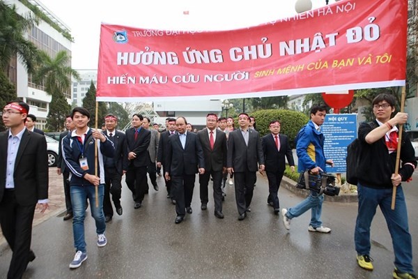 Phó Thủ tướng Nguyễn Xuân Phúc hưởng ứng Chủ nhật đỏ. 