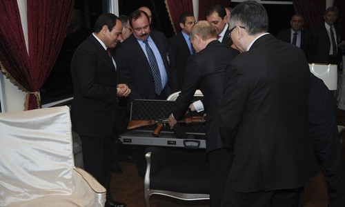 Tổng thống Ai Cập Abdel-Fattah al-Sisi (trái) chuẩn bị nhận khẩu AK-47 từ người đồng cấp Nga Vladimir Putin.