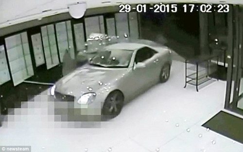 Cướp lái Mercedes tông sập cửa hàng khoắng sạch đồ trang sức
