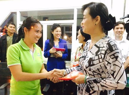 Bà Nguyễn Thị Quyết Tâm- Chủ tịch HĐND TPHCM chia sẻ với các công nhân và trao bao lì xì cho công nhân đang làm việc tại VWS.