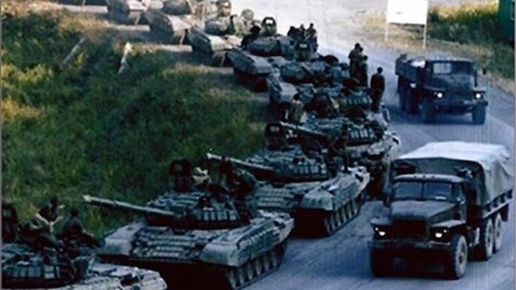 Các thành viên quốc hội Ukraine đã “chơi khăm” quan chức cấp cao Mỹ bằng cách trưng ra các “bằng chứng” về những cỗ xe tăng Nga (Nguồn: Sputnik News)