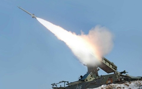  Một vụ phóng thử tên lửa đất đối không của Triều Tiên (Ảnh Reuters)