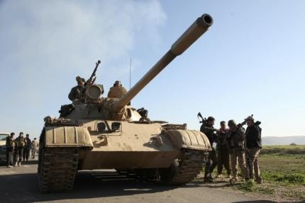  Lực lượng người Kurd ở ngoại ô thành phố Mosul. Ảnh: REUTERS