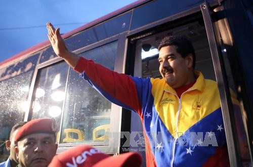 Tổng thống Venezuela Nicolas Maduro gặp gỡ những người ủng hộ tại Caracas ngày 12/2. Ảnh: AFP/ TTXVN