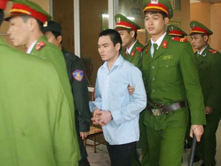 Dẫn giải Lý Nguyễn Chung rời tòa chiều nay. Ảnh: Nguyễn Trường