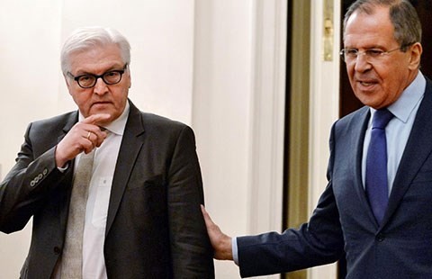 Ngoại trưởng Đức Frank-Walter Steinmeier (trái) và Ngoại trưởng Nga Sergey Lavrov. 