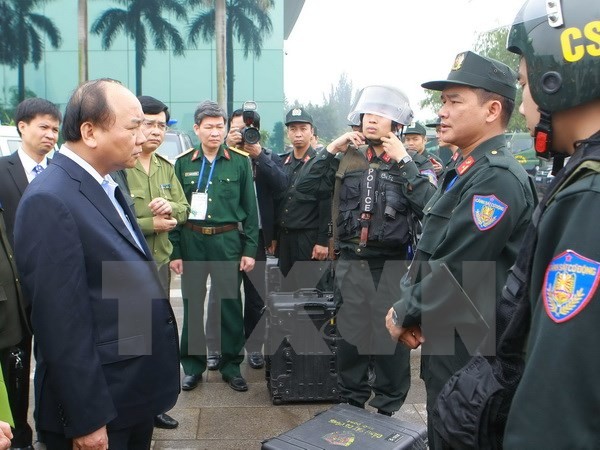 Phó Thủ tướng Nguyễn Xuân Phúc với cán bộ, chiến sỹ làm nhiệm vụ tại Trung tâm Hội nghị Quốc gia. (Ảnh: Doãn Tấn/TTXVN) 