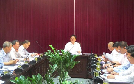 Bộ trưởng Đinh La Thăng yêu cầu sửa sân bay Tân Sơn Nhất không được ảnh hưởng việc đi lại của người dân.