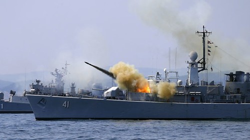 Tàu chiến của NATO tại cuộc tập trận trên Biển Đen hôm 10/3/2015. Ảnh: Reuters