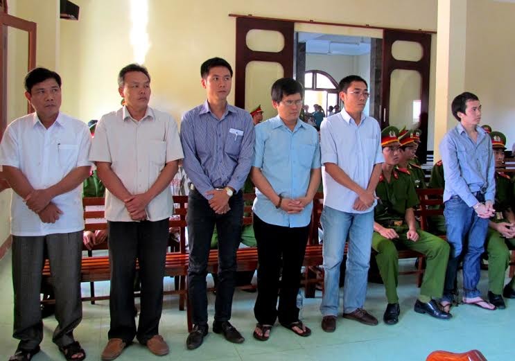 Các bị cáo Hoàn, Quyền, Huy, Quang, Mẫn, Thảo Thành tại phiên tòa